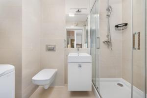 Kúpeľňa v ubytovaní Klasyczny Apartament z Balkonem we Wrocławiu by Noclegi Renters