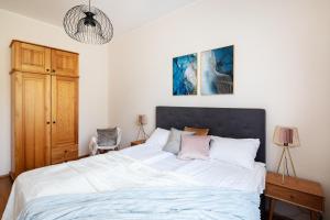 Voodi või voodid majutusasutuse One bedroom Sunny Tallinn Street Apartment With Parking toas