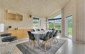 Kuchyň nebo kuchyňský kout v ubytování Four-Bedroom Holiday Home In Aabenraa