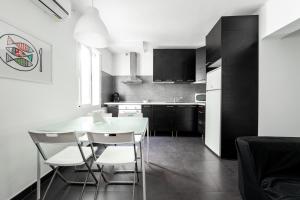 Kuchyňa alebo kuchynka v ubytovaní FUN BUILDING FLATS by HOMEABOUT