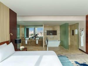 Postel nebo postele na pokoji v ubytování Fairmont Bab Al Bahr