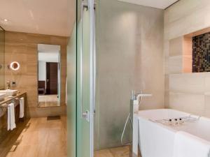 Koupelna v ubytování Fairmont Bab Al Bahr