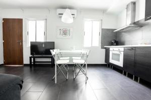 Kuchyňa alebo kuchynka v ubytovaní FUN BUILDING FLATS by HOMEABOUT