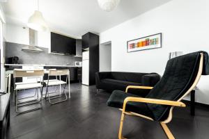 Kuchyňa alebo kuchynka v ubytovaní FUN BUILDING FLATS by HOMEABOUT