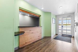 TV a/nebo společenská místnost v ubytování WoodSpring Suites Tulsa