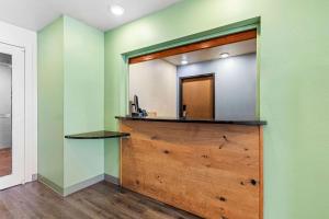 Kuchyň nebo kuchyňský kout v ubytování WoodSpring Suites Tulsa