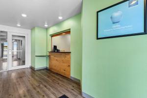 Kuchyň nebo kuchyňský kout v ubytování WoodSpring Suites Tulsa