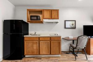 Kuchyň nebo kuchyňský kout v ubytování WoodSpring Suites Tulsa