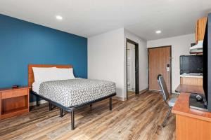 Kuchyň nebo kuchyňský kout v ubytování WoodSpring Suites Tulsa