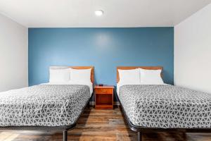 Postel nebo postele na pokoji v ubytování WoodSpring Suites Tulsa