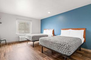 Postel nebo postele na pokoji v ubytování WoodSpring Suites Tulsa