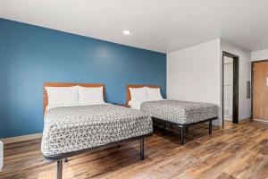 Postel nebo postele na pokoji v ubytování WoodSpring Suites Tulsa