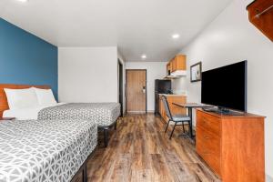 Postel nebo postele na pokoji v ubytování WoodSpring Suites Tulsa
