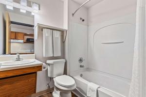 Koupelna v ubytování WoodSpring Suites Tulsa