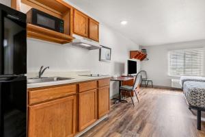 Kuchyň nebo kuchyňský kout v ubytování WoodSpring Suites Tulsa