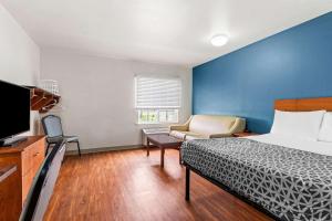 Postel nebo postele na pokoji v ubytování WoodSpring Suites Tulsa