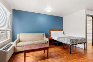 Posezení v ubytování WoodSpring Suites Tulsa