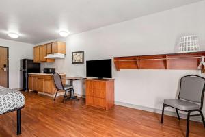 Kuchyň nebo kuchyňský kout v ubytování WoodSpring Suites Tulsa