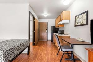 Postel nebo postele na pokoji v ubytování WoodSpring Suites Tulsa