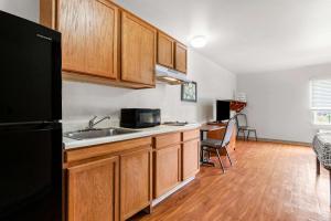 Kuchyň nebo kuchyňský kout v ubytování WoodSpring Suites Tulsa