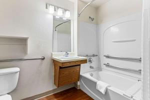 Koupelna v ubytování WoodSpring Suites Tulsa + 27 fotografií