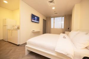Postel nebo postele na pokoji v ubytování Riggae Tower Hotel + 37 fotografií