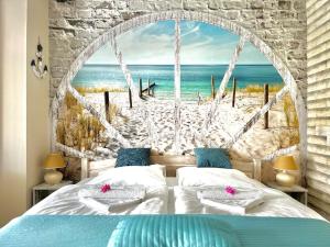 a bedroom with a bed with a view of the beach at Baltic Del Mar by Baltic Batavia-Widok na Morze in Świnoujście