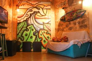 a room with a wall with a painting on the wall at Pedramarca - Ferrugem in Garopaba