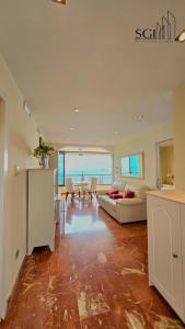 ein Wohnzimmer mit Sofa und Tisch in der Unterkunft Primera línea de playa- First line Beach in Benidorm + 16 Fotos