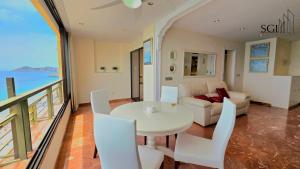 ein Wohnzimmer mit einem weißen Tisch und Stühlen in der Unterkunft Primera línea de playa- First line Beach in Benidorm
