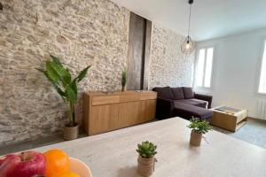 a living room with a couch and a table at Atelier des rêvesVieuxPortProche PlagesLaCiotat in La Ciotat