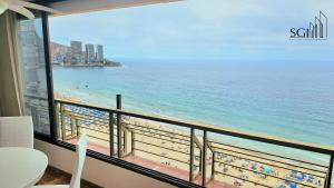 von einem Balkon mit Blick auf den Strand in der Unterkunft Primera línea de playa- First line Beach in Benidorm