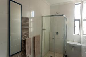 ポロクワネにあるPolokwane Estate Lodge & Spaのシャワーと洗面台付きのバスルーム +19枚の写真