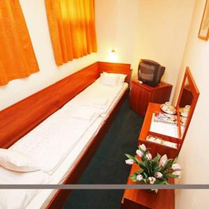 Posteľ alebo postele v izbe v ubytovaní Hotel Főnix