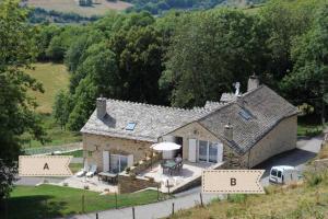 an aerial view of a large house with trees at Gîte du haut au cayre in Mas-dʼOrcières