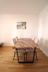 a table and chairs in a room with a painting at Stadtjuwel Apartments 1020 Wien in Vienna +25 photos