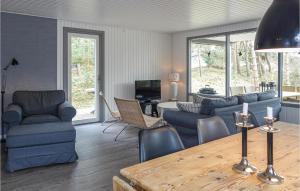 Posezení v ubytování Beautiful Home In Aakirkeby With 3 Bedrooms
