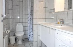 Koupelna v ubytování Beautiful Home In Aakirkeby With 3 Bedrooms
