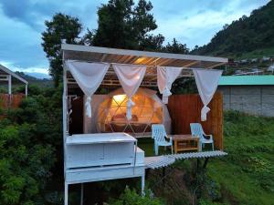 Nespecifikovaný výhled na hory nebo výhled na hory při pohledu z luxury tent