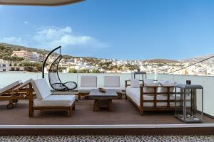 een gemeubileerd balkon met uitzicht op de stad bij Limani Lux Apartments in Karpathos
