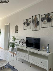 Μια τηλεόραση ή/και κέντρο ψυχαγωγίας στο Sol & Sal Apartment