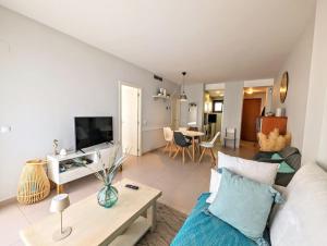 萨卡罗Apartamento En el Port dAro by Host&Joy的带沙发和桌子的客厅
