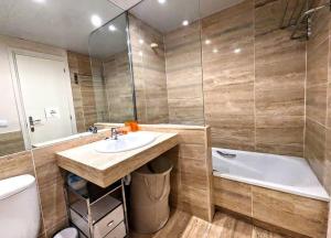 Apartamento En el Port dAro by Host&Joy的一间浴室
