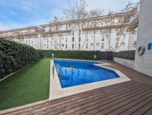 萨卡罗Apartamento En el Port dAro by Host&Joy的一座游泳池,位于一座建筑旁的院子内