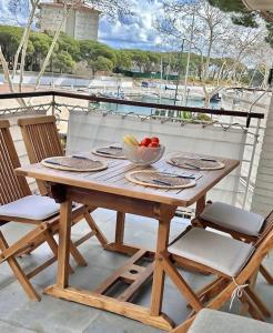 Apartamento En el Port dAro by Host&Joy的阳台或露台