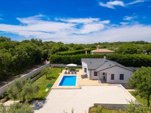 una vista aerea di una casa con piscina di Villa Bepo by IstriaLux a Marčana