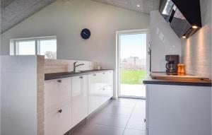 Η κουζίνα ή μικρή κουζίνα στο Nice Home In Faaborg With Kitchen