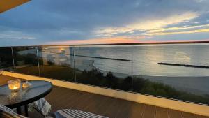 ダルウフコにあるApartament Morski Widok NAUTIC PARK 51 Darłówkoの水辺の景色を望むバルコニー
