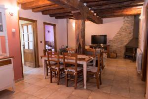 Una cocina y un comedor con mesa y sillas. en Casadelavilla, en Fuentepinilla