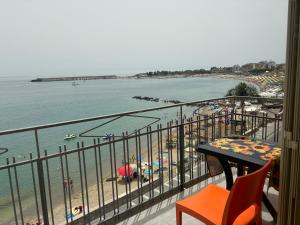 balcón con vistas a la playa y al océano en LA MANSARDA, en Giardini Naxos